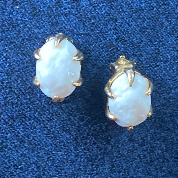 Vintage Milk Glass White Boulders Held by Golden Claws Clip On Earrings - Picture 4 of 15